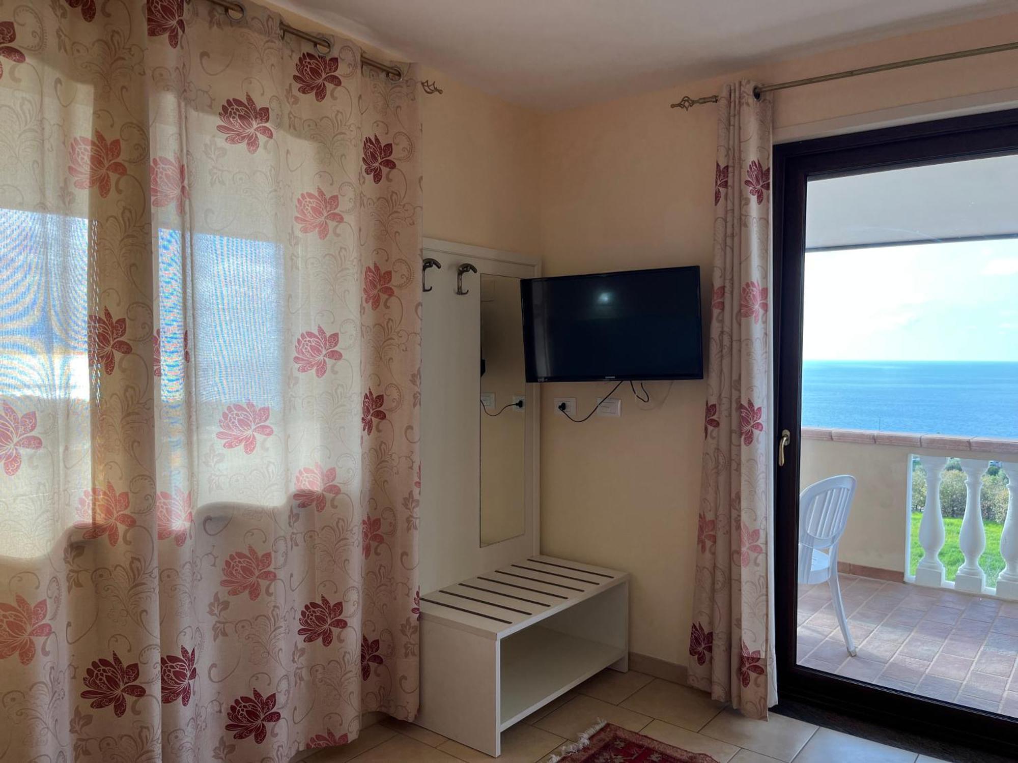 Deluxe Double Room Balcony Sea View,1499745217:JPEG